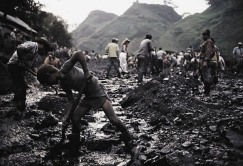 Minas de esmeraldas, esmeralderos: https://www.youtube.com/watch?v=DUcDwTTENBg #Colombia.